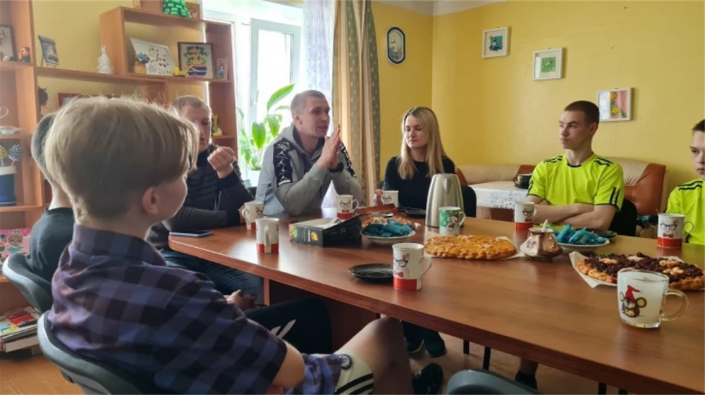 В Архангельске судостроители сыграли в волейбол с воспитанниками детдома